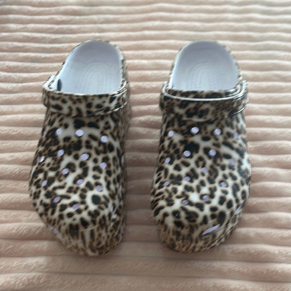Women nursing clogs